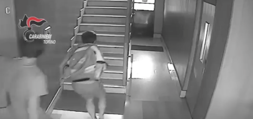 Ecco come i ladri scassinano gli appartamenti con la chiave bulgara (video)