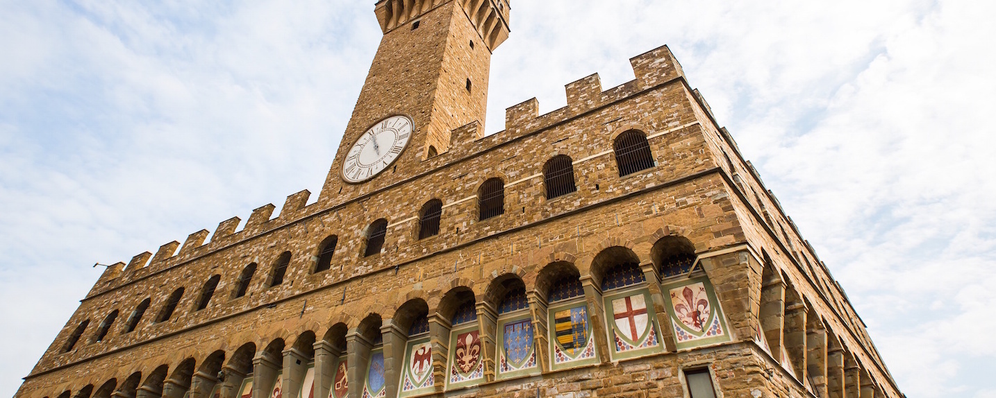 Donna rom urina davanti a Palazzo Vecchio: denunciata per atti osceni