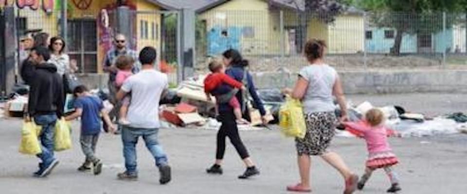 L’ultima vergogna della sinistra: premiati i rom che occupano le case