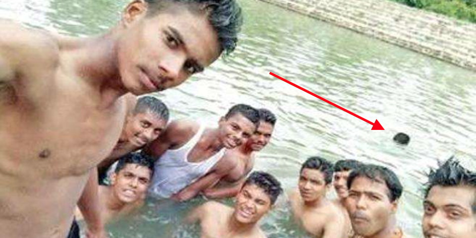 Gli amici si fanno un selfie: dietro di loro un ragazzo annega nel lago