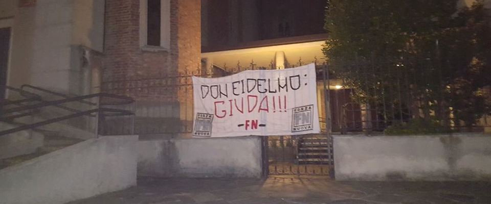 Striscione di FN contro il prete troppo amico degli islamici: “Giuda”