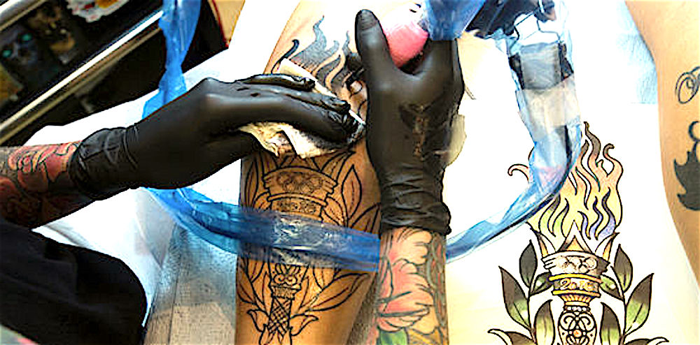 Tatuaggi a rischio? Le particelle d'inchiostro migrano nel corpo - Secolo  d'Italia