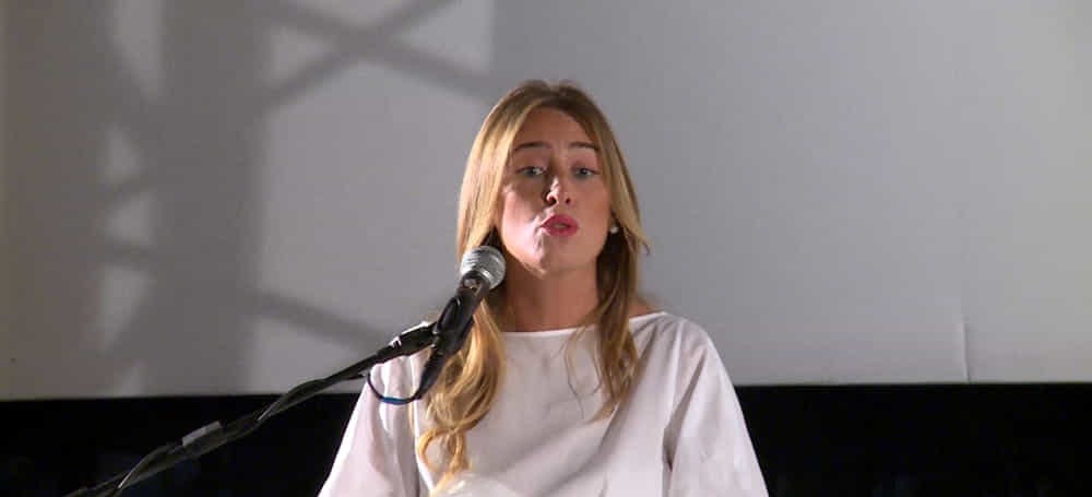 La Boschi in Sicilia come la Madonna pellegrina, ma il web la fa nera