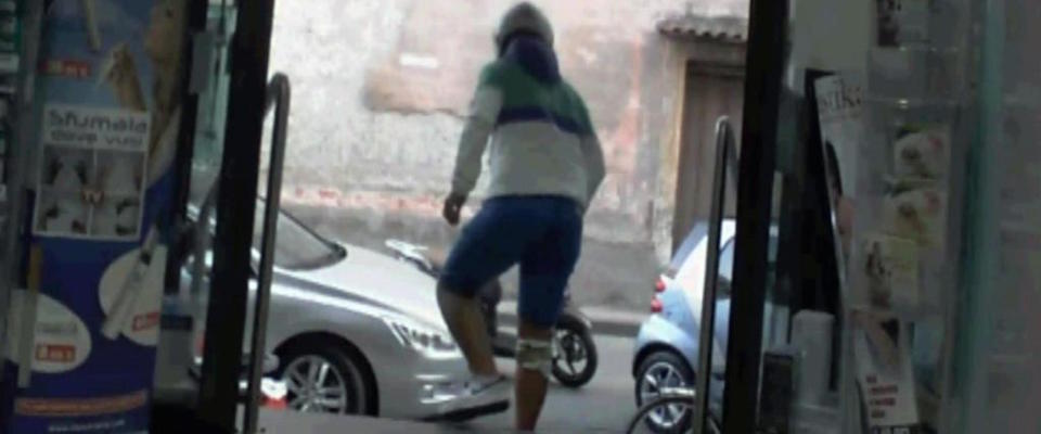 Roma criminale, armato di coltello, compie 3 rapine in un’ora: arrestato