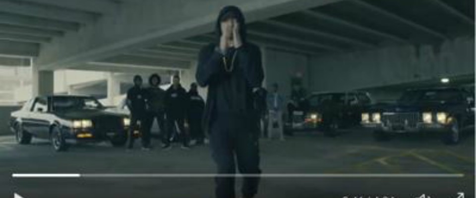 Eminem e la sua “eleganza” liberal, dito medio a Trump: «Ti odiamo!» (video)