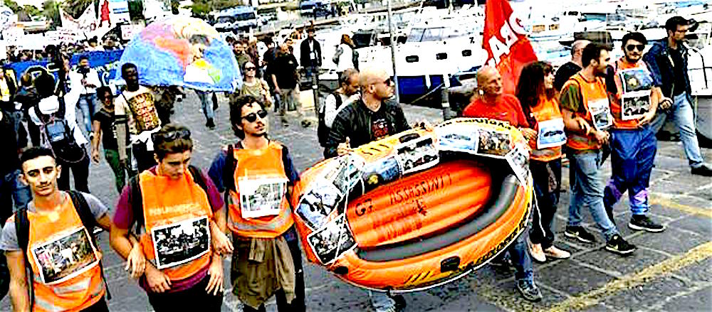 Proteste con salsa di pomodoro in mare per il vertice del G7 di Ischia
