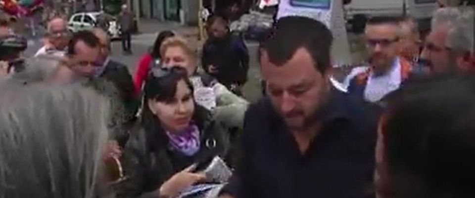 “Via i fascisti”. A Milano centri sociali in azione: sputi e uova contro Salvini
