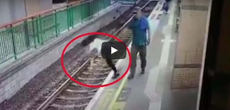 Terrore in stazione: spinge una donna sui binari prima che passi il treno (video)