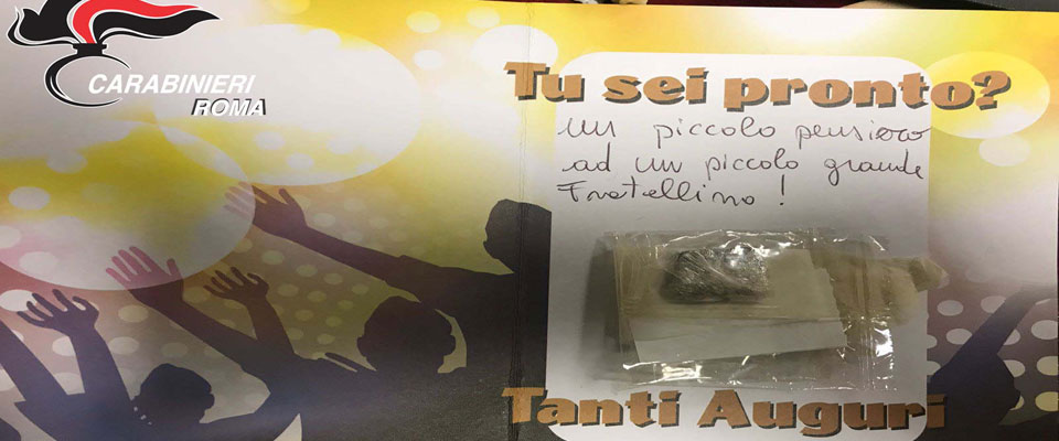 Compie 18anni e riceve da un amico un biglietto d’auguri “stupefacente”…