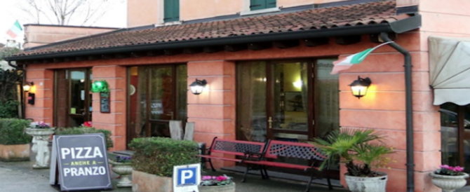 I bimbi fanno troppo chiasso al ristorante. L’oste protesta e scoppia la rissa