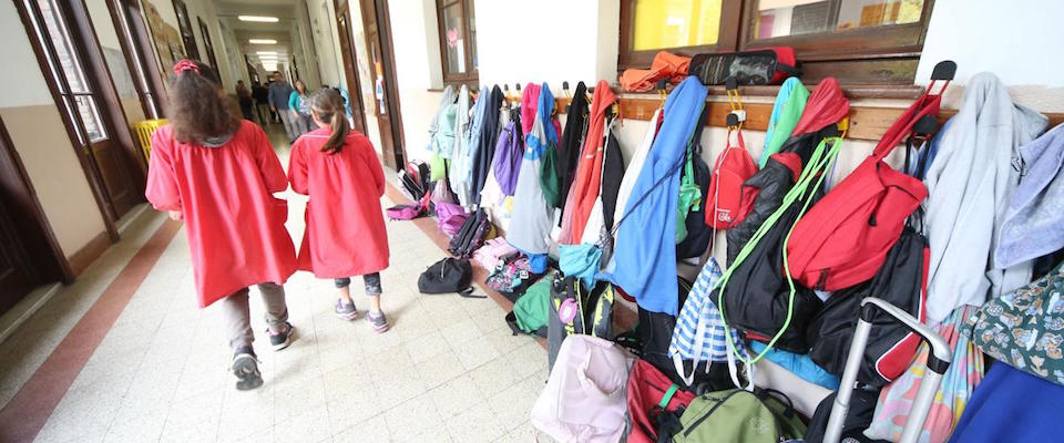 Il preside leva la statua della Madonna, bimbi a scuola col rosario per protesta