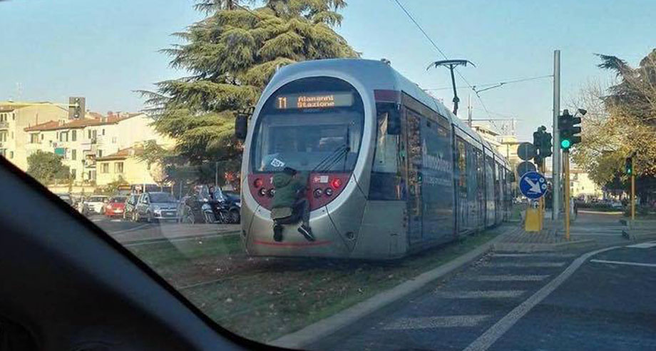 Firenze, la folle sfida di un ragazzino: viaggia aggrappato al tram