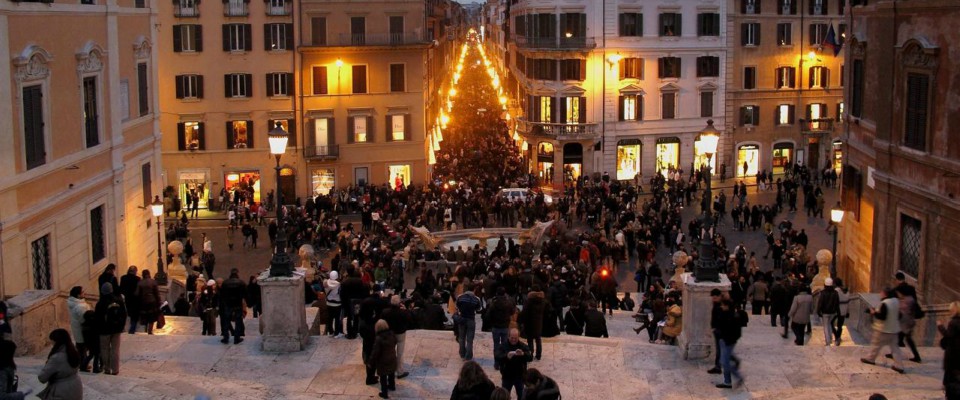 Roma, si fa un selfie a piazza di Spagna e uno straniero le prende la borsa