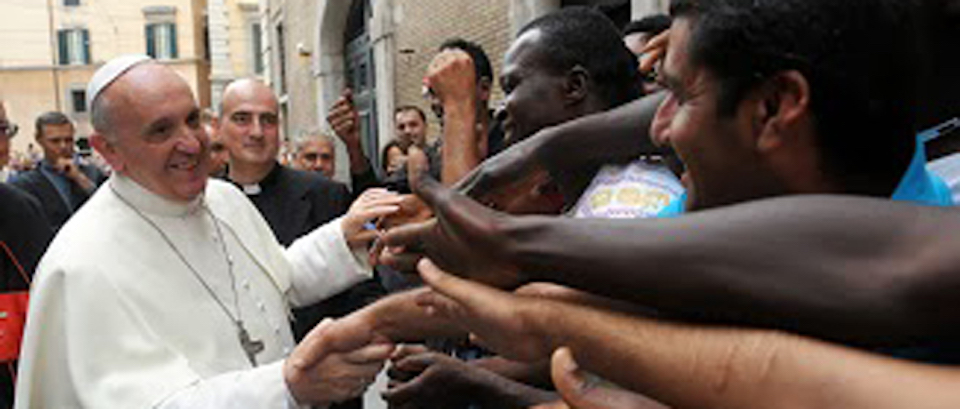 Bergoglio contestato da un parroco: “Sui migranti mi fa girare i maroni”