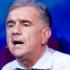 A Gene Gnocchi trema la voce. Ma la sua toppa è peggiore del buco