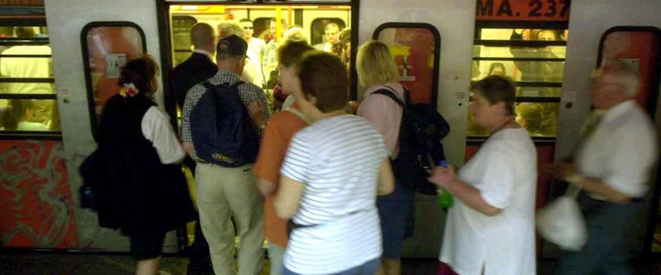 Roma, presa la regina dei borseggi in metro. La rom deve scontare 17 anni