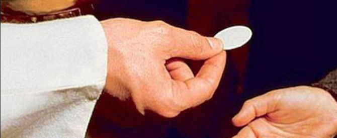 Il cardinale Sarah si smarca dal Papa: “La comunione in mano? Un favore ai satanisti”