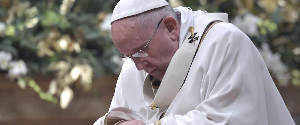 Pedofilia, Bergoglio fa mea culpa: “Dalla Chiesa ingiustificabile disattenzione alle vittime”