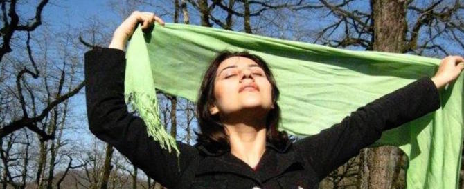 Iran, si toglie l’hijab per protesta. Un uomo la butta per terra (video)