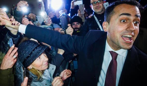 Di Maio imita Berlusconi e sale sul predellino a Pomigliano (video)