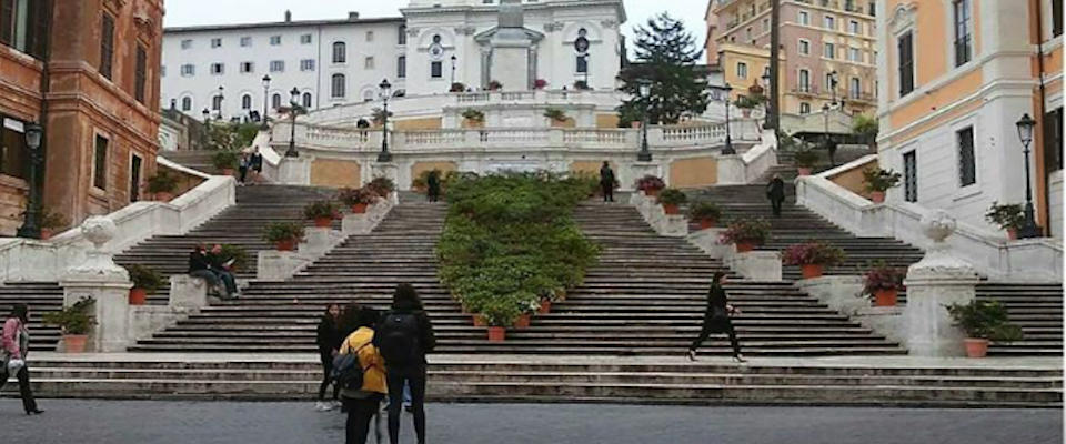 La Raggi e i suoi ridicolizzati pure per le azalee. La rabbia sul web: «Babbei!»