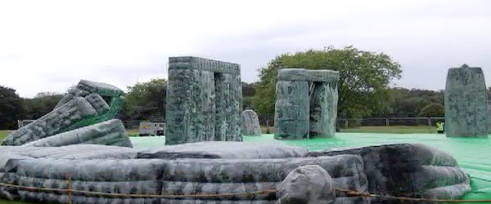 Stonehenge diventa un Luna Park: e Milano impazzisce per il “Sacrilegio” (video)