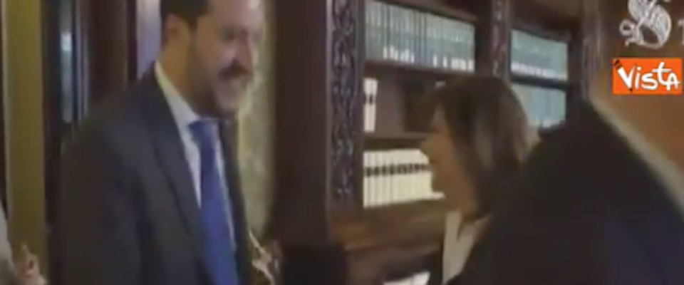 Salvini fa il baciamano alla Casellati. E le immagini fanno il giro del web (video)