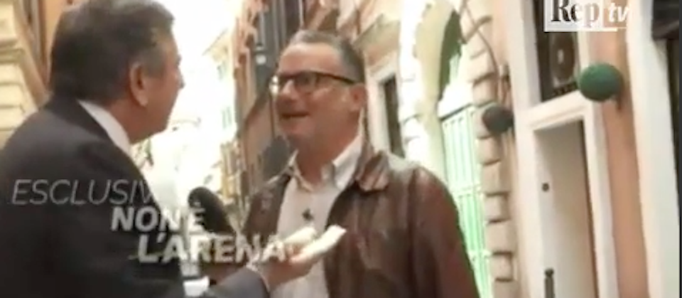 Interviste finite male: tutti i precedenti del gesto di stizza di Landolfi (video)