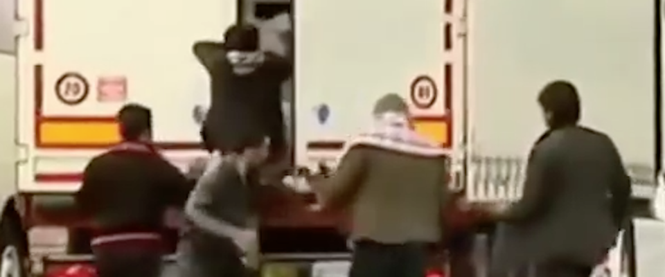 La beffa: 3 sudanesi si nascondono sul camion convinti di arrivare a Francia, ma…