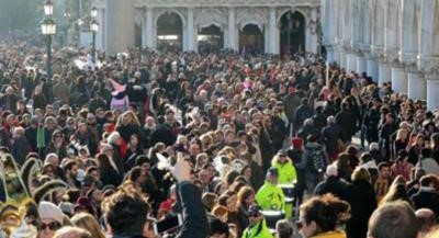 Venezia, centri sociali scatenati contro i tornelli antituristi