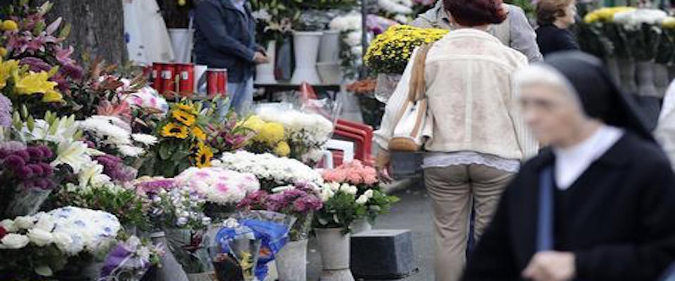 Rubano i fiori al cimitero per rivenderli al banco davanti un altro camposanto Rubano i fiori al cimitero per rivenderli al banco davanti un altro camposanto