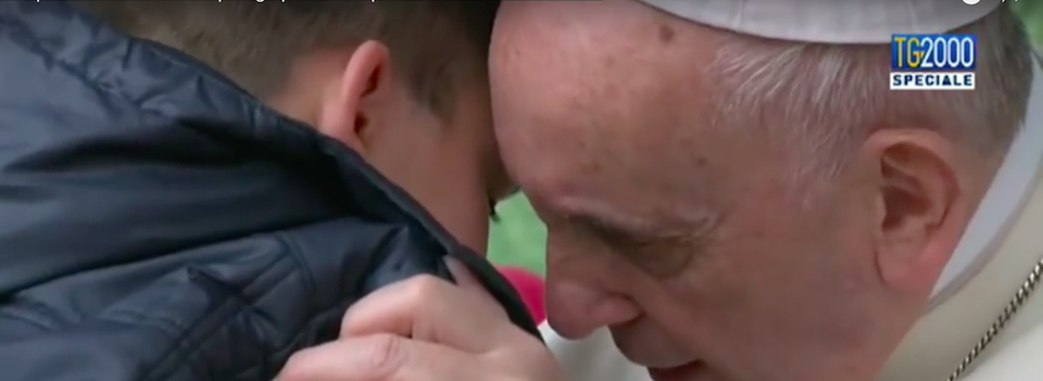 Bimbo in lacrime chiede a Bergoglio: “Papà era ateo, sarà in paradiso?” (video)