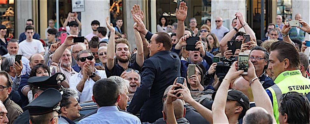 Pordenone, uovo contro Berlusconi. Lui: “E io ci resto cinque giorni…”