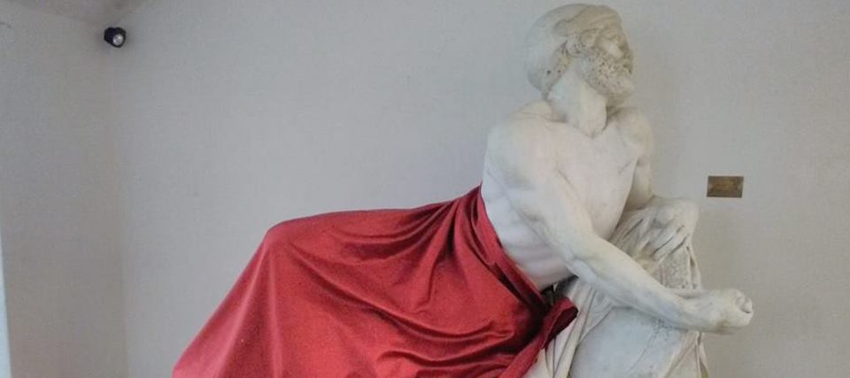 «Ecco gli effetti del multiculturalismo»: la destra insorge per la statua coperta