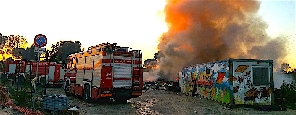 Roma, ennesimo rogo al campo rom La Barbuta: protesta Forza Italia