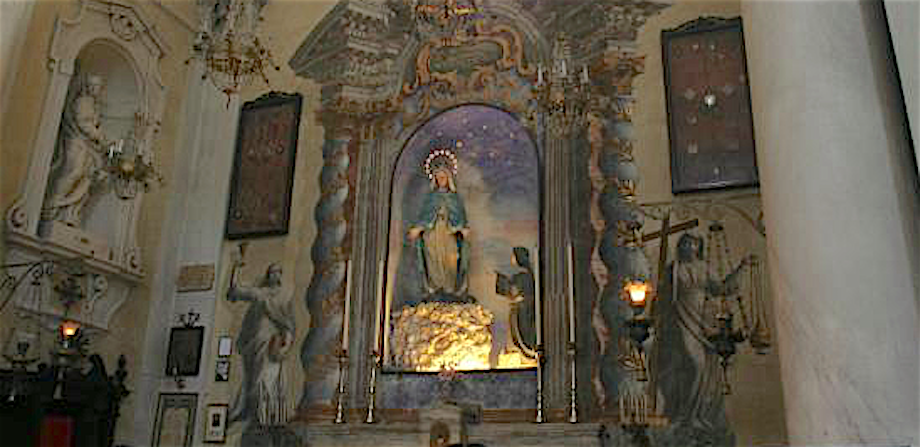 Ruba i gioielli della Madonna di Montepulciano, cade e si spacca la gamba