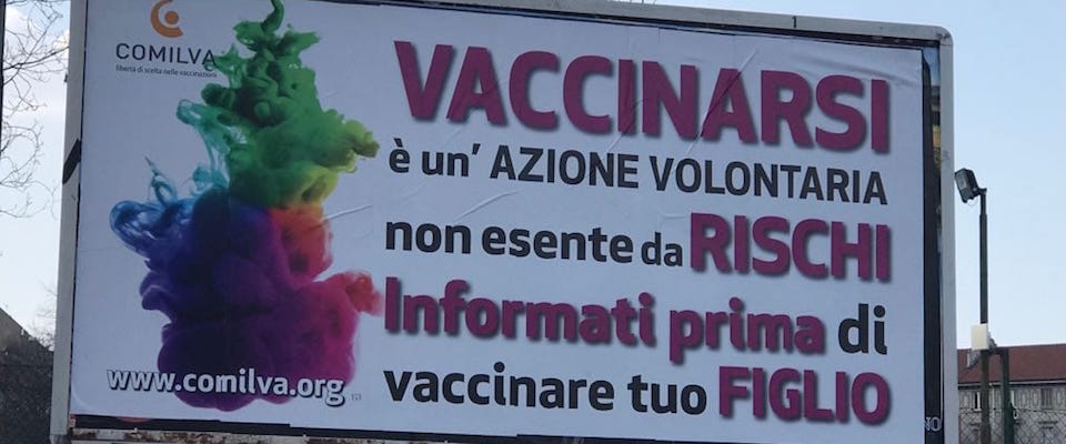 Manifesti no vax a Torino, l’Ordine dei medici presenta un esposto in Procura