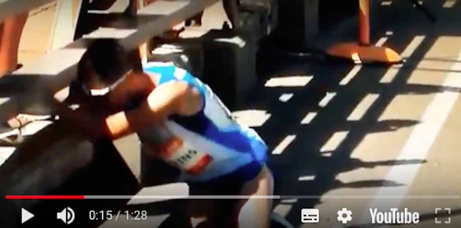 Crolla prima del traguardo, come Dorando Pietri. Nessun aiuto, solo foto (video)