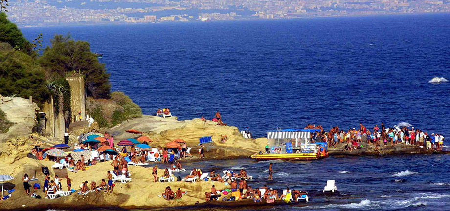 Napoli, stuprarono a Marechiaro una 15enne: liberi dopo soli 6 mesi