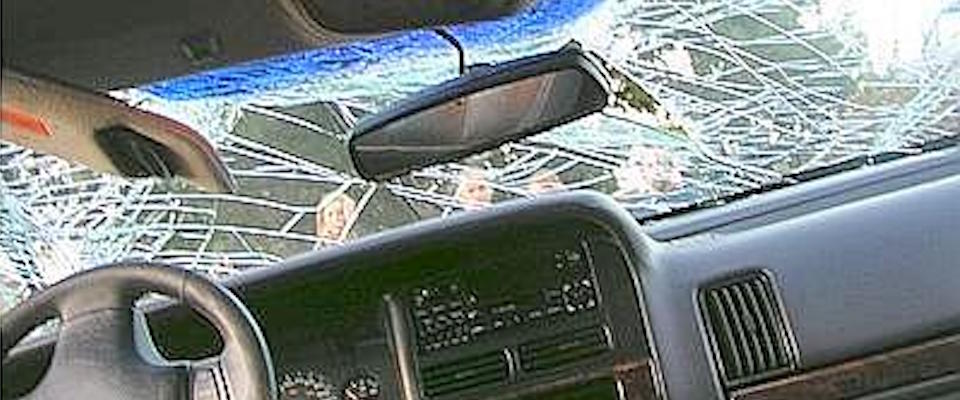 Roma, i nomadi lanciano sassi contro le auto: famiglia salva per miracolo