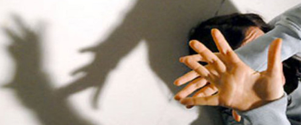 Punta la pistola alla tempia della ex e preme il grilletto: stalker in manette