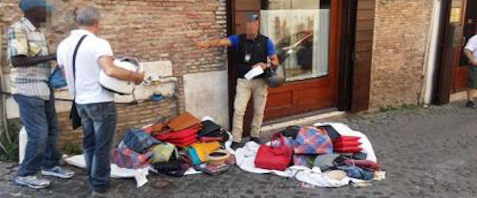 Ecco com’è ridotta Roma: l’ultimo atto della guerra tra bande (straniere) di venditori abusivi