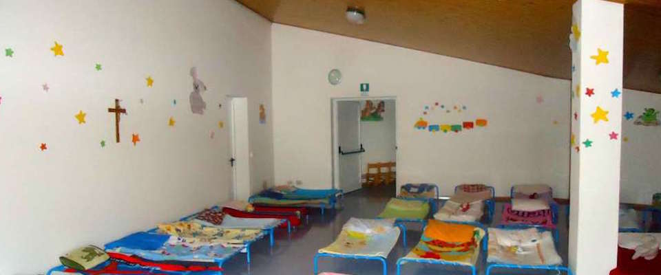 Escrementi di topo sui lettini dei bimbi in una scuola: genitori inferociti