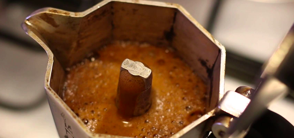 Caffè, capsule e cialde: con la vecchia Moka si risparmiano 500 euro l’anno