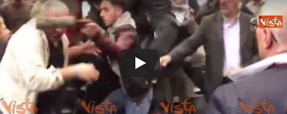 Nel consiglio comunale di Qualiano volano schiaffi e pugni (video)