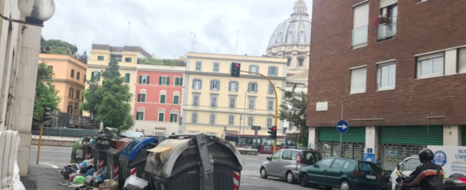 Emergenza rifiuti a Roma: la spazzatura anche sotto la residenza del Papa