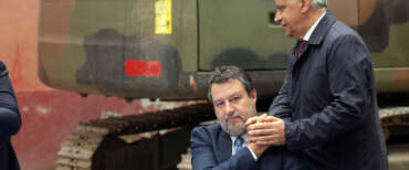L’inizio dell’ abbattimento Palazzo Fienga a Torre Annunziata, con il ministro degli interni Matteo Piantedosi e il ministro alle infrastrutture Matteo Salvini, 5 maggio 2026 ANSA / Cesare Abbate