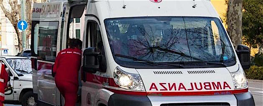 Genova, auto in sosta selvaggia bloccano ambulanza, muore 60enne (video)