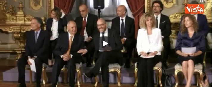 Nasce il governo giallo-verde, Conte e i 18 ministri hanno giurato (video)