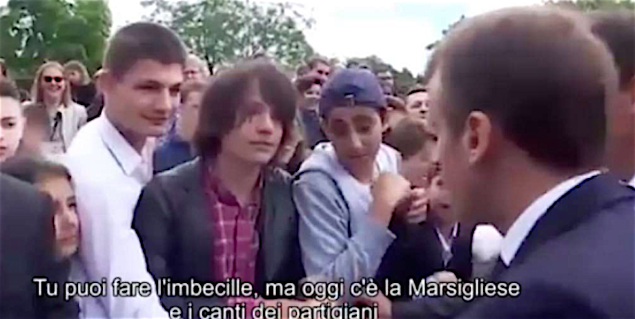 Macron perde la testa con un ragazzino: «Imbecille, zitto e ascolta la Marsigliese» (video)